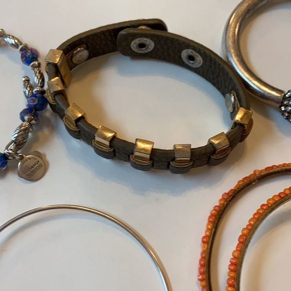 Set of 7 Bracelets - Picture 4 of 9